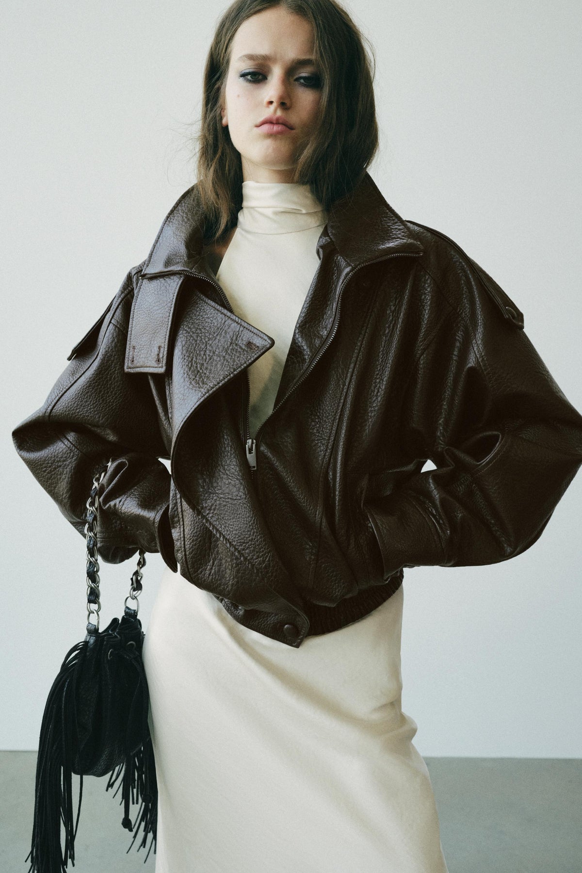 Veste en cuir Dalia marron portee