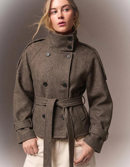 Manteau Analie marron porté de face